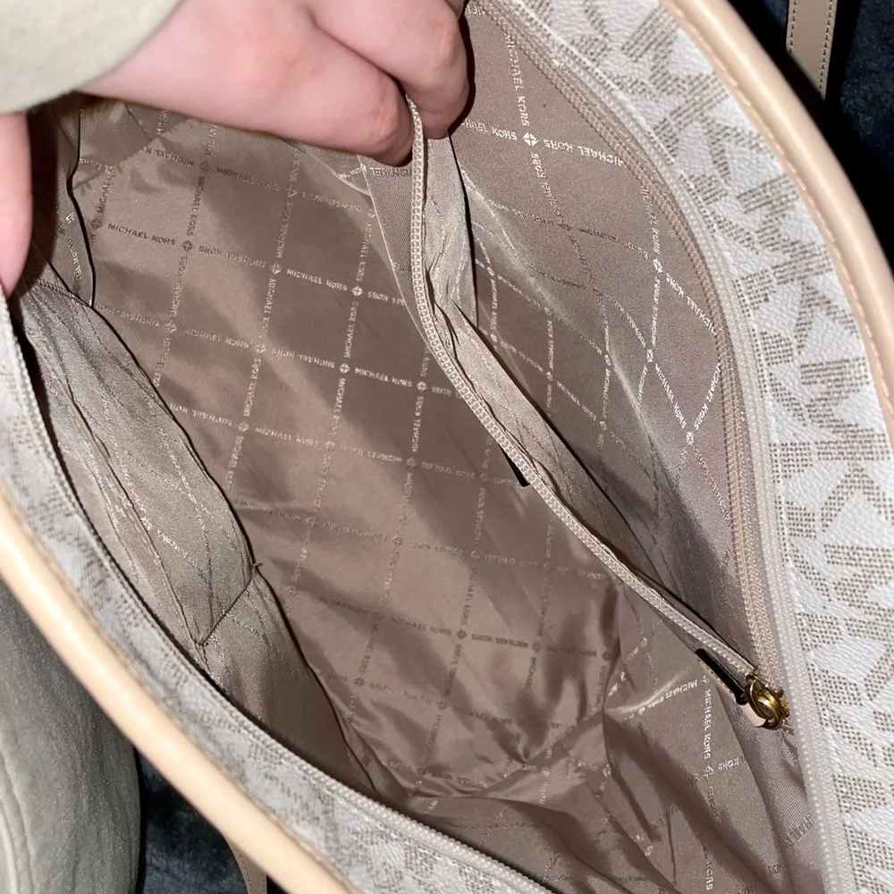 Michael Kors Jet Set Travel Tote Bag - Picture 6 of 9